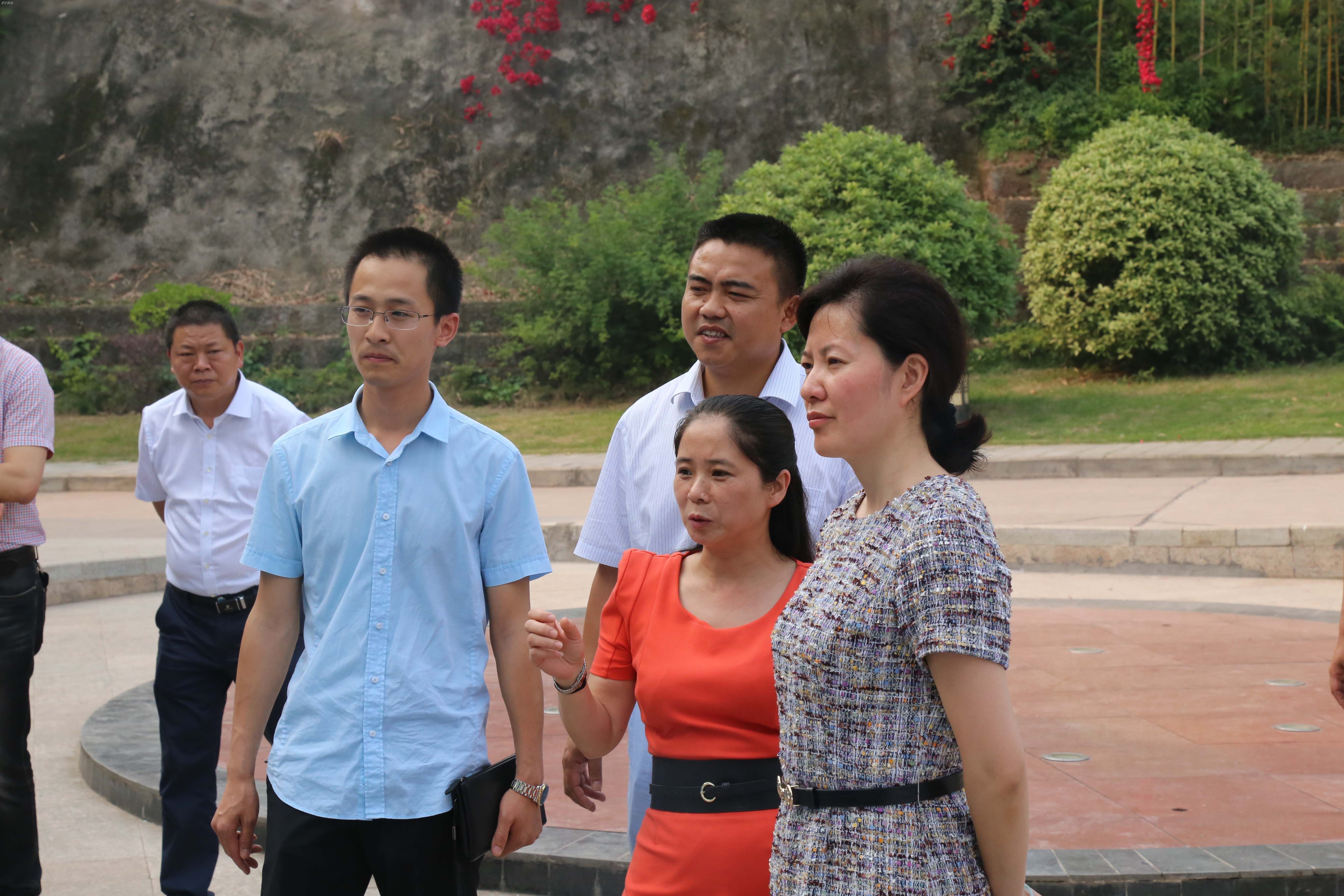 公司总经理杨世平介绍项目情况